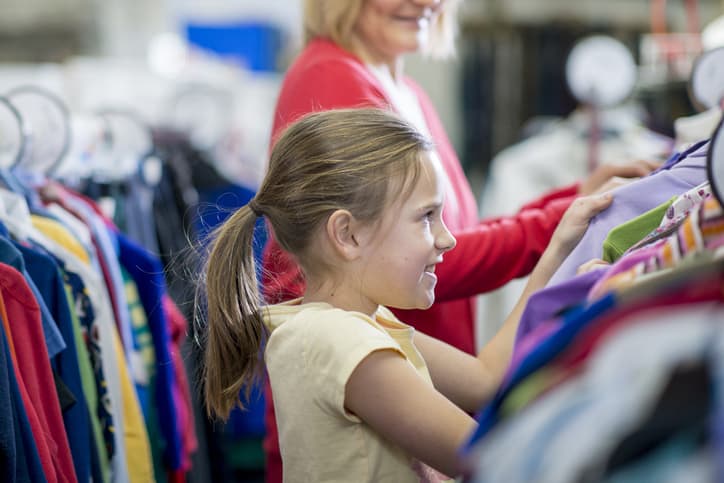 Goodwill AZ | Mom and daughter browsing the racks at a Goodwill Store